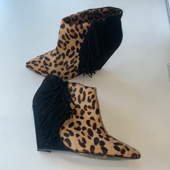 Betsey Johnson Leopard Calf Hair/Black Suede Fringed, 4” Wedge Bootie. Size 10 - Picture 4 of 10